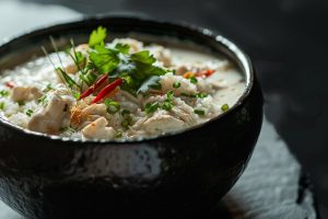 Khao Man Gai : Riz au poulet tendre à la vapeur, servi avec une sauce aromatique succulente